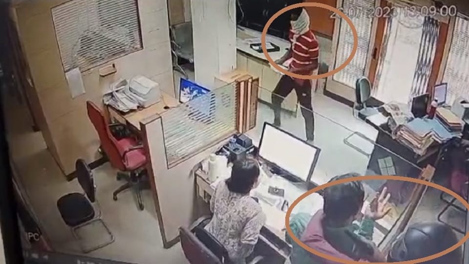 Bank robbery in Hisar: Two miscreants looted 50 thousand cash on strength of weapons