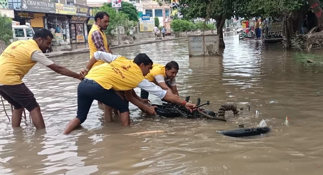 Rajasthan: Bike fell in sewage drain on Nawalgarh road in Sikar, people pulled the youth out