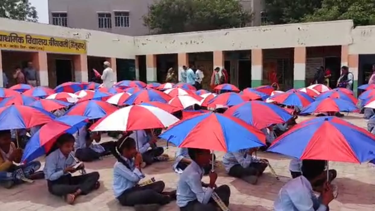 Sikar: Seeing poor children getting wet, went to school and gifted 150 umbrellas