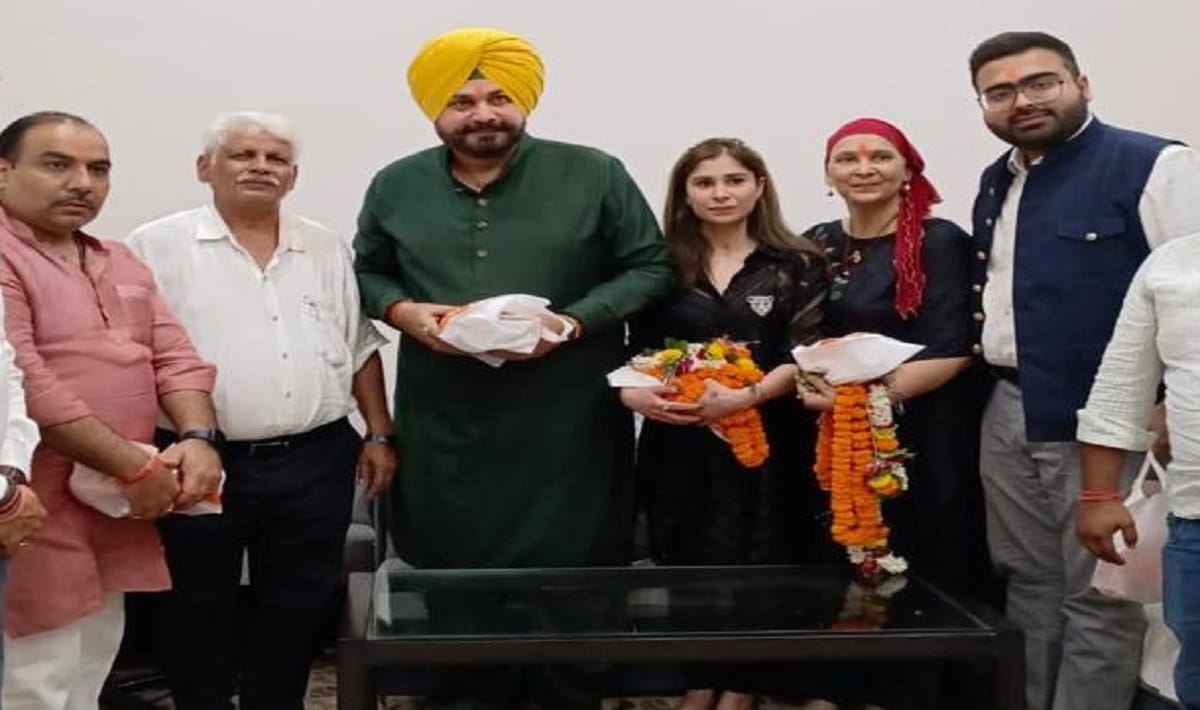 Navjot Singh Sidhu worship in Sankatmochan temple with wifw and daughter