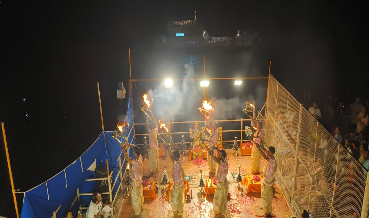 Ganga Water Level Fluctuations in continue in varanasi Ganga aarti started on terrace of ghat