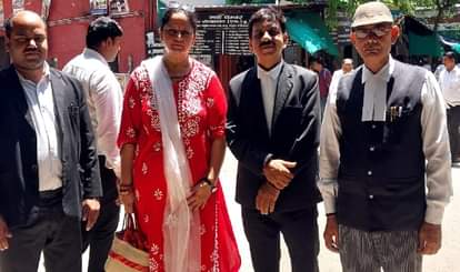 अधिवक्ताओं के साथ सोनिया जैन