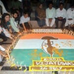 जम्मू में कारगिल विजय दिवस के मौके पर शहीदों को श्रद्धांजलि देते लोग