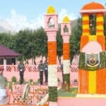 द्रास में शहीदों को श्रद्धांजलि देते रक्षा मंत्री राजनाथ सिंह और अन्य अधिकारी।