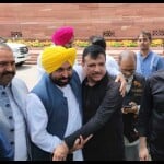 राज्यसभा सांसद संजय सिंह को गले लगाते पंजाब सीएम भगवंत मान।