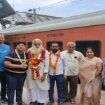 पंच कैलाशी बाबा का स्वागत करते लोग