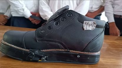 Engineering students made heat controlled shoes in Agra wearing them will keep feet cool even in hot sand