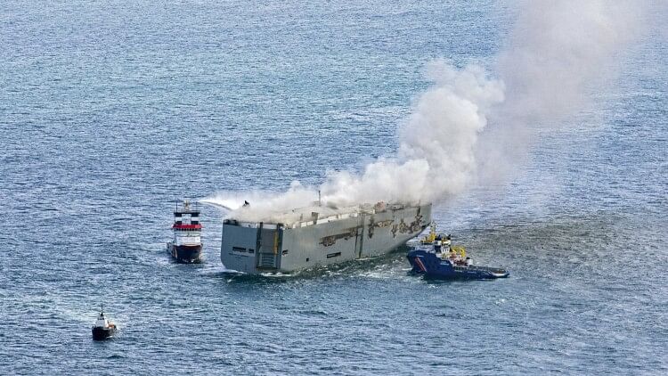 Cargo Ship Fire: 3000 कारों से लदे मालवाहक जहाज में लगी आग, डूबने का खतरा; एक भारतीय की मौत, 20 घायल