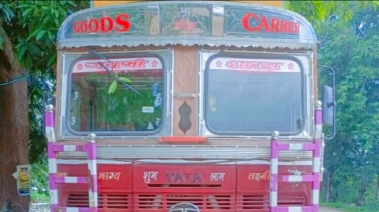 Kabirdham Crime: अंतरराज्यीय गो तस्कर ट्रक छोड़कर भागे, आगे चल रहा था बाइक सवार वॉचर; 14 मवेशी बरामद
