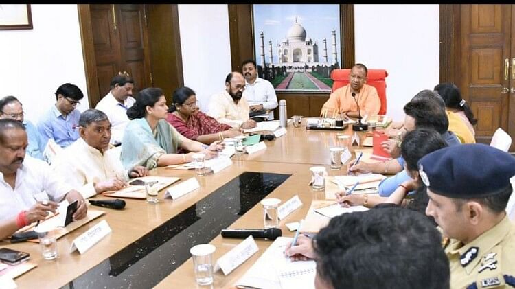 CM Yogi taught lesson of discipline by meeting with public representatives and party officials In Agra