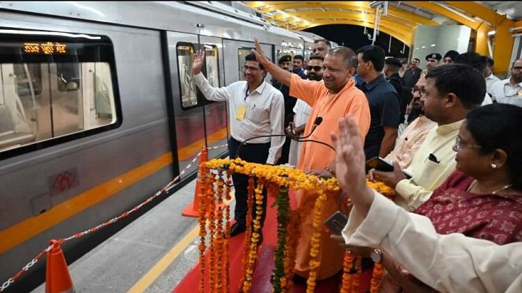 CM inaugurates high speed trial run of Metro from Tajpuri Gate station in Agra