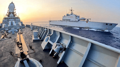 Indian Navy: भारतीय और इतालवी नौसेनाओं ने किया अभ्यास, आईएनएस चेन्नई और जहाज सैन मार्को ने दिखाया दम INS Chennai undertook a Passage Exercise with Italian Navy Ship San Marco on 25th July