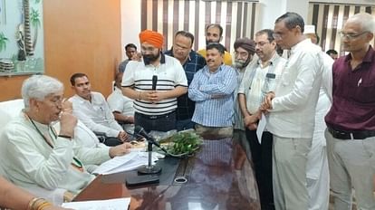 मजदूरों का दर्द : पांच साल से बंद है बॉक्साइट खदान, रोजी-रोटी की समस्या से जूझ रहे 32 गांवों के ग्रामीण Kabirdham Truckers Association requests Deputy CM TS Singhdev to start bauxite mining and transportation