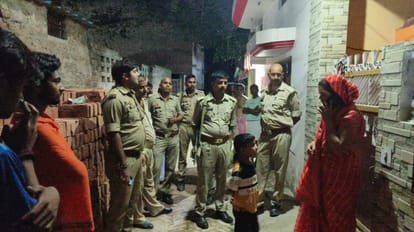 क्या है ये मामला: पति के साथ रहने के लिए ससुराल के गेट पर धरने पर क्यों बैठी है ये महिला? Why is this woman sitting on a dharna at the gate of her in-laws house to be with her husband