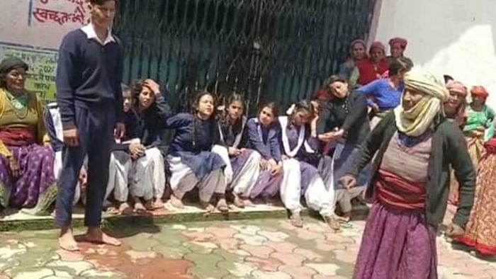 Girl students fainted in school then started crying and shouting together due to Mass hysteria Uttarkashi