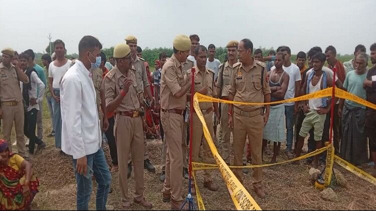 UP: खेत में सोते समय किसान को धारदार हथियार से काटा, कत्ल की वजह जान चौंक जाएंगे आप