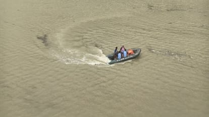 Father tied two-year-old son to his body and jumped into the river in shahjahanpur