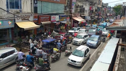 Roorkee Traffic Jam: शहर में वाहनों की लगी लंबी कतार, बीच में फंसी रही एंबुलेंस, लोगों ने ऐसे दिया रास्ता Roorkee News Traffic Jam in city ambulance stuck in the middle of Vehicle