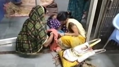 Bihar: आशा कार्यकर्ताओं का अमानवीय व्यवहार, महिला को प्रसव कक्ष में जाने से रोका,गेट पर ही बच्चे को दिया जन्म Samastipur News Asha workers stopped woman from going to delivery room gave birth to child at gate itself