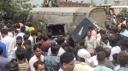 Sikar News: पॉम आयल से भरा टैंकर सड़क किनारे खड़े तीन ऑटो रिक्शा पर पलटा, एक ऑटो चालक की मौत Sikar News tanker full of palm oil overturned on three auto rickshaws standing on roadside driver died