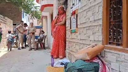 जान दे दूंगी लेकिन नहीं हटूंगी: बनारस में ससुराल की चौखट पर मासूम के साथ विवाहिता का धरना जारी, पुलिस भी तैनात married woman sit on protest at gate of her in laws house in varanasi