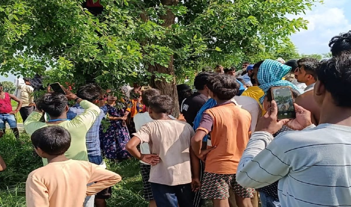 Dead body of girl was found hanging from tree on roadside in azamgarh