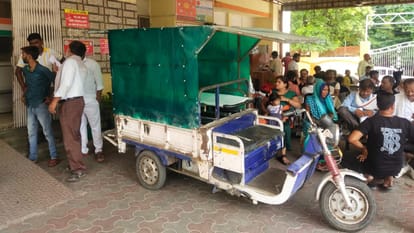 इमरजेंसी के बाहर खड़ा रिक्शा।