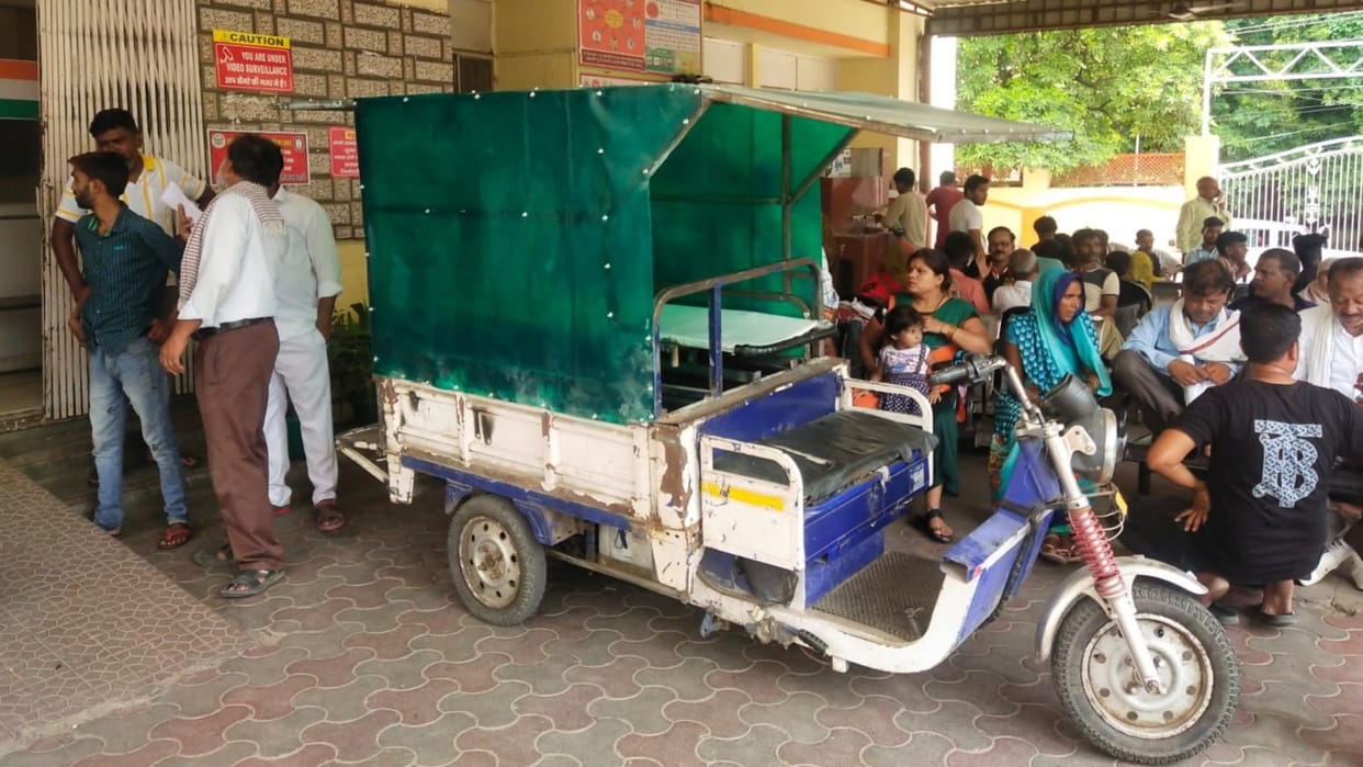 Patients are being shifted to ICU by E rickshaw in Balrampur hospital.