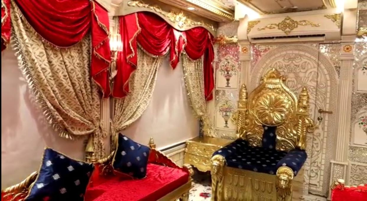 Bihar news: The four crore bus belongs to Bihar leader VIP Chief Mukesh Sahni.