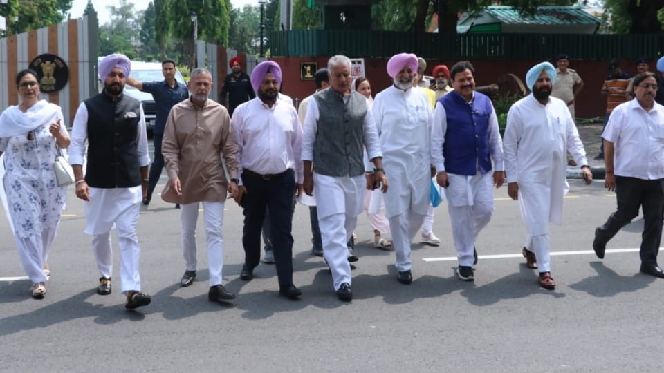 BJP delegation led by Sunil Jakhar met Governor Banwari Lal Purohit at his residence