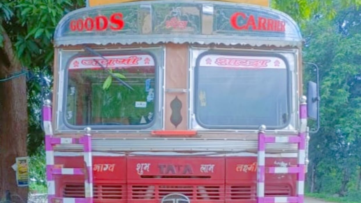 Truck full of cattle caught in Kabirdham