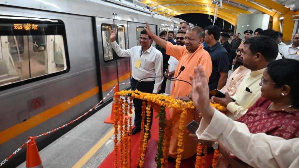 CM inaugurates high speed trial run of Metro from Tajpuri Gate station in Agra