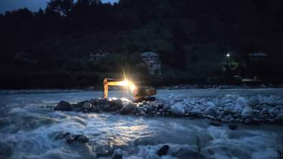 ब्यास का रुख मोड़ने को लगा दी पोकलेन