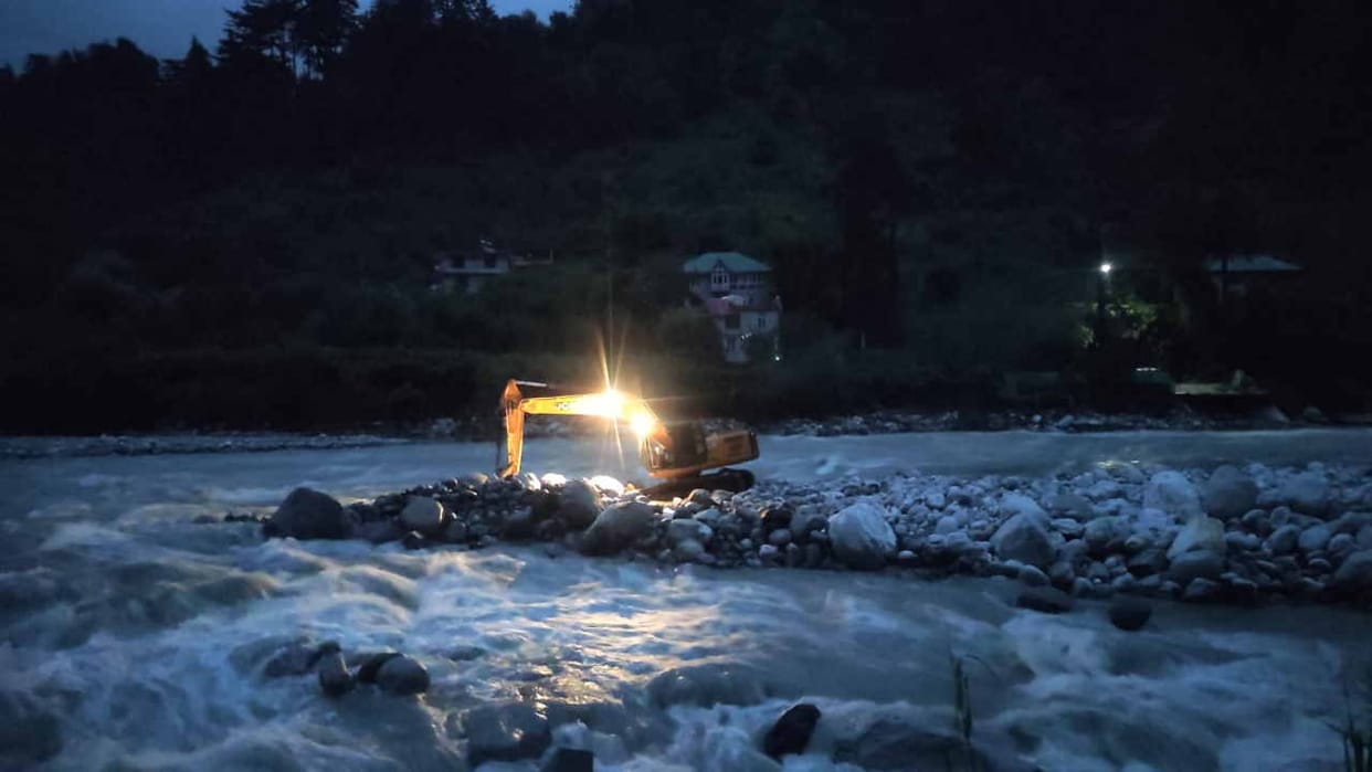 Lesson not learned from the flood, Poclain started to divert the Beas, the driver got stuck in the river