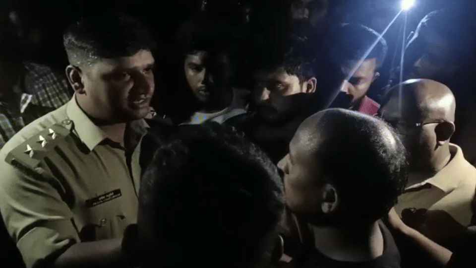 Balod Unknown vehicle crushed cattle NH 930 was jammed for two hours