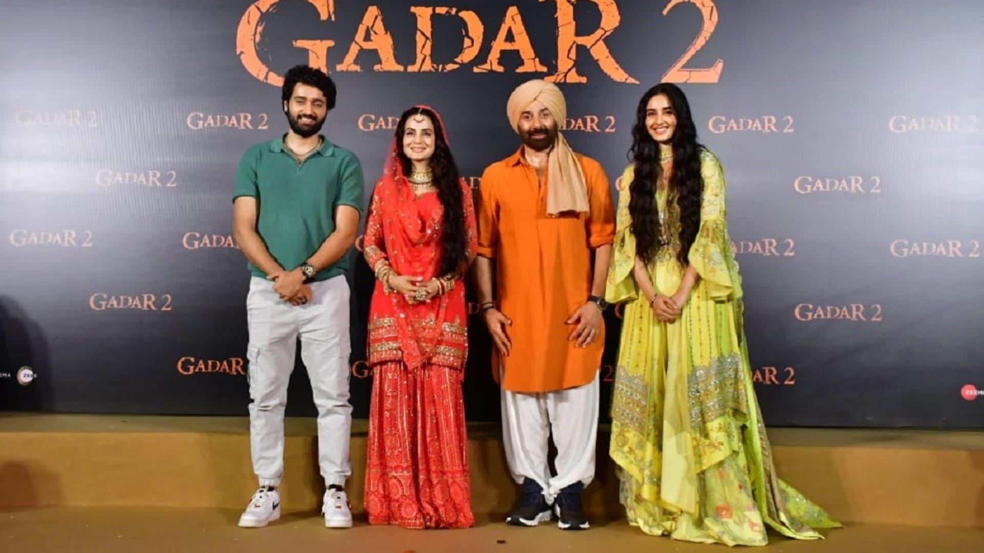 Filmy Wrap Kennedy Gadar 2 Javed Akhtar oppenheimer Kriti Sanon Film Piracy Anurag Thakur entertainment news