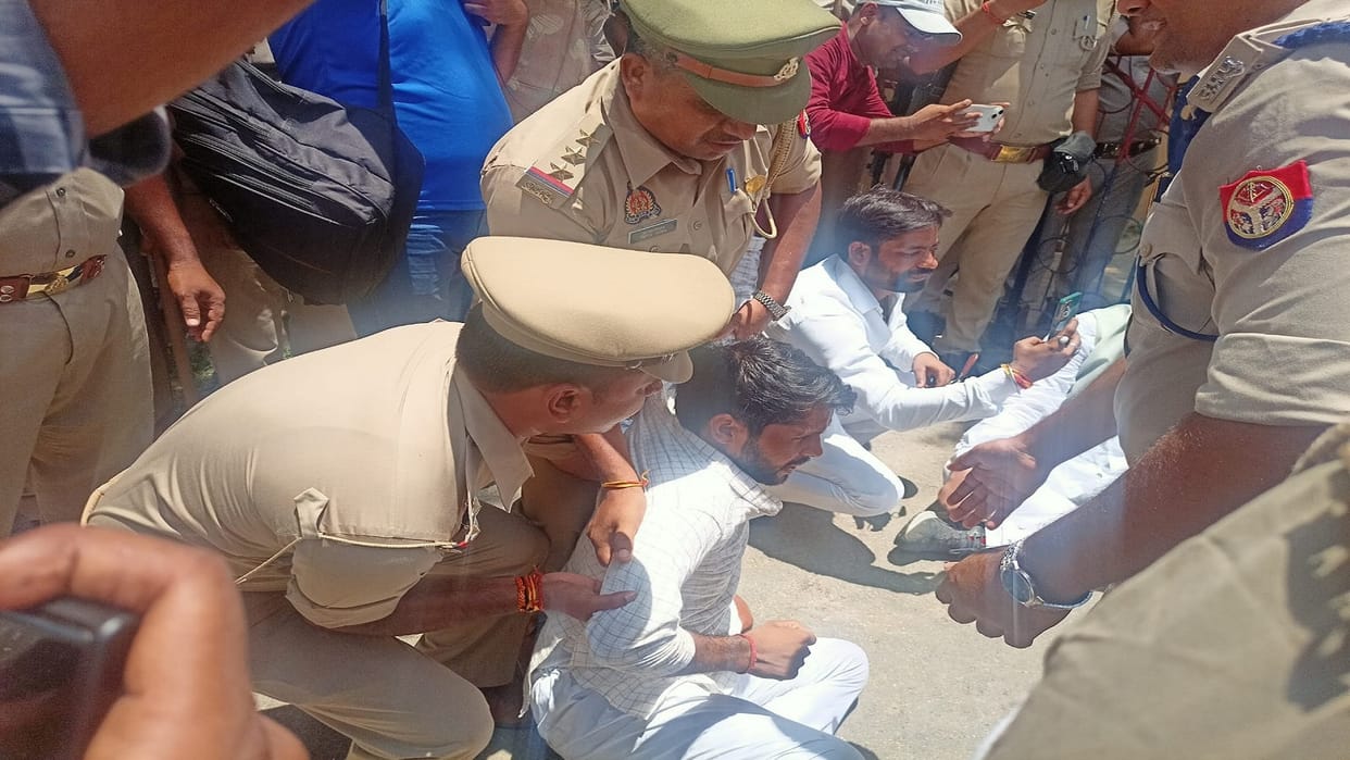 SP delegation stopped when it came to meet the student leader lodged in Naini Jail