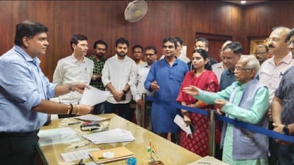 कमिश्नर को ज्ञापन देने पहुचे व्यापारी कल्याण बोर्ड के उपध्यक्ष पुष्पदंत जैन व अन्य  व्यापारी।