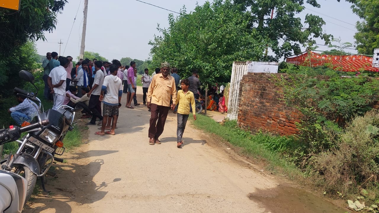 Pradhan was shot dead in election enmity, the bike was standing on the bank of the pond, SP has formed four te