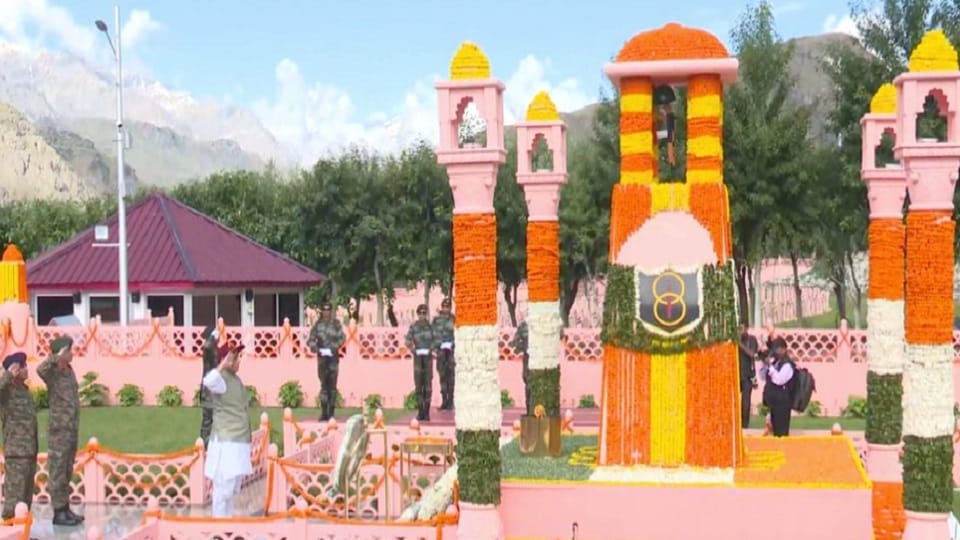 Kargil Vijay Diwas: Defense Minister said, daughters no less anyone security of borders