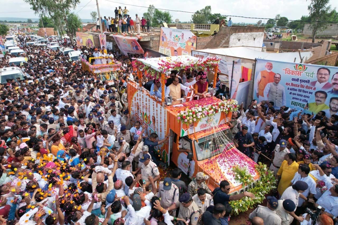 CM Shivraj: CM Shivraj reached Katni for Vikas Parv, had tea and snacks at poor's house