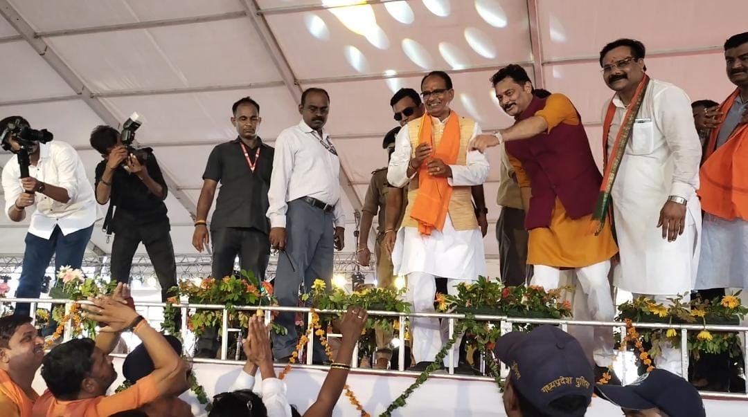 CM Shivraj: CM Shivraj reached Katni for Vikas Parv, had tea and snacks at poor's house