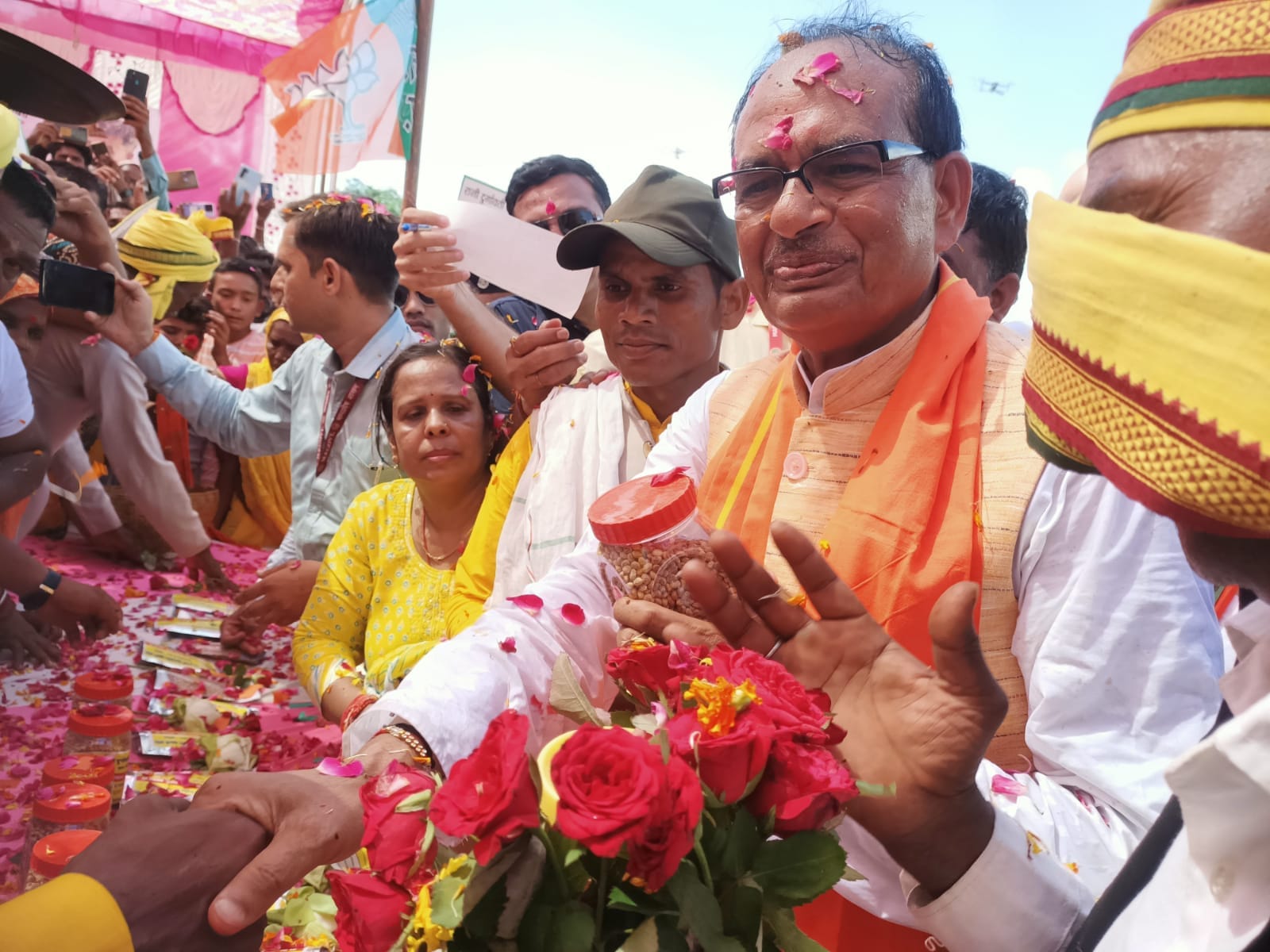 CM Shivraj: CM Shivraj reached Katni for Vikas Parv, had tea and snacks at poor's house
