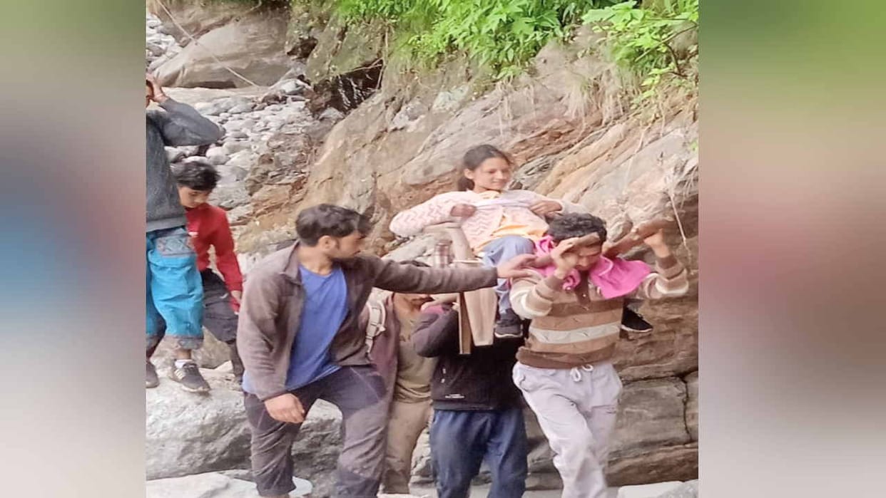 Kullu News: Disaster increased the pain of the mountain, Sick girl lifted on a chair and took her to the hospi