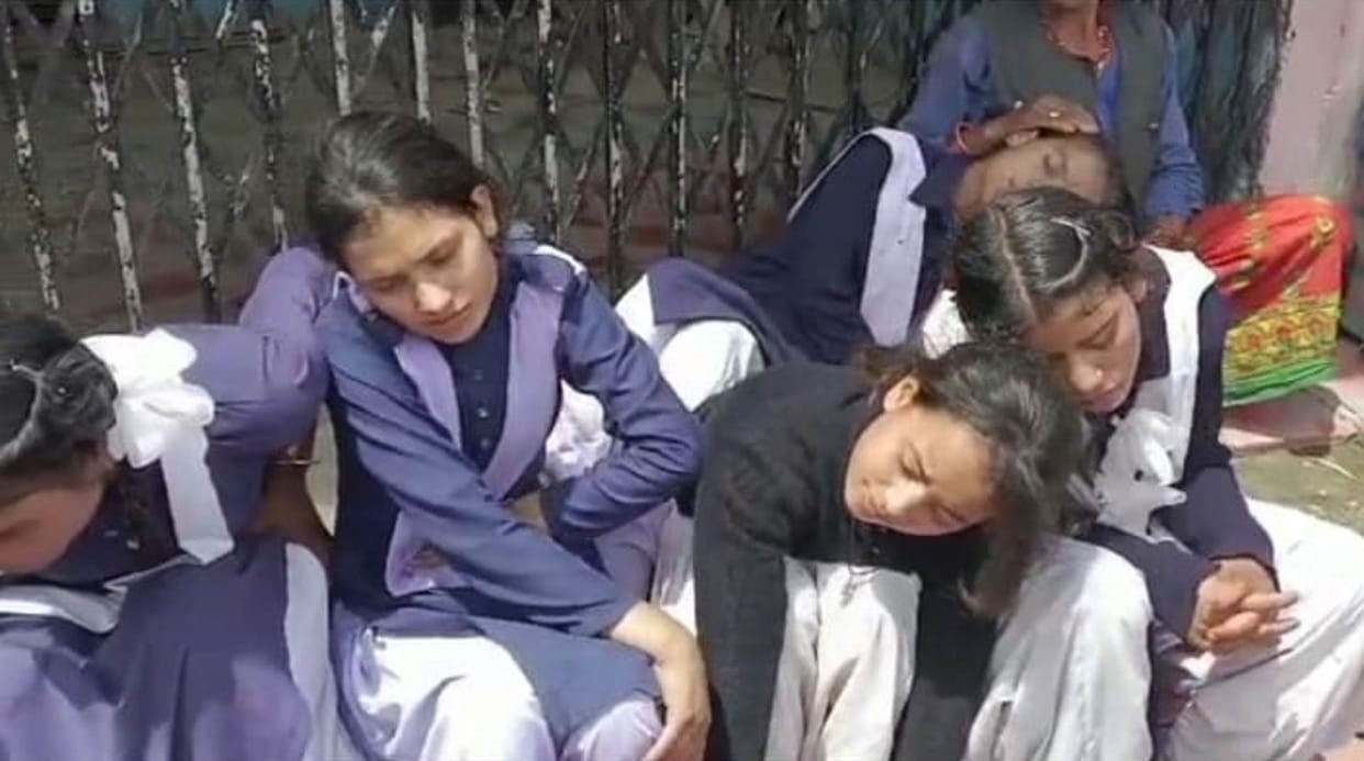 Girl students fainted in school then started crying and shouting together due to Mass hysteria Uttarkashi