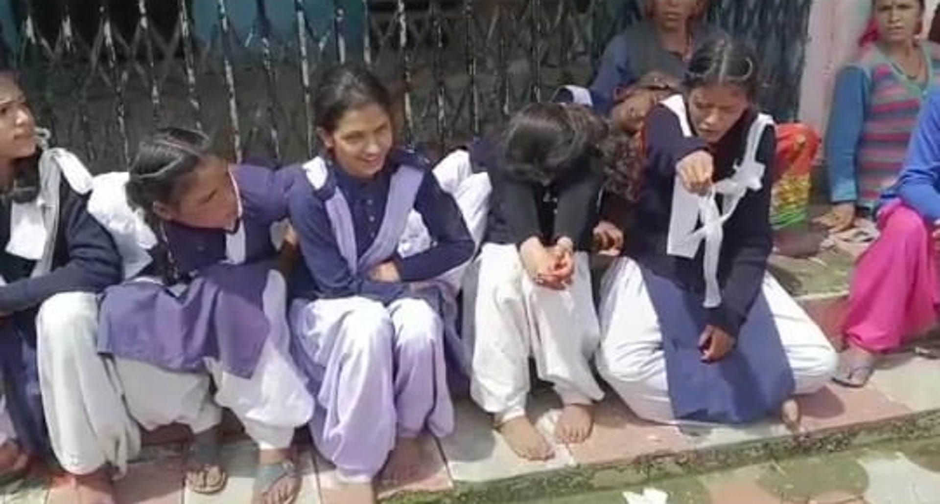 Girl students fainted in school then started crying and shouting together due to Mass hysteria Uttarkashi