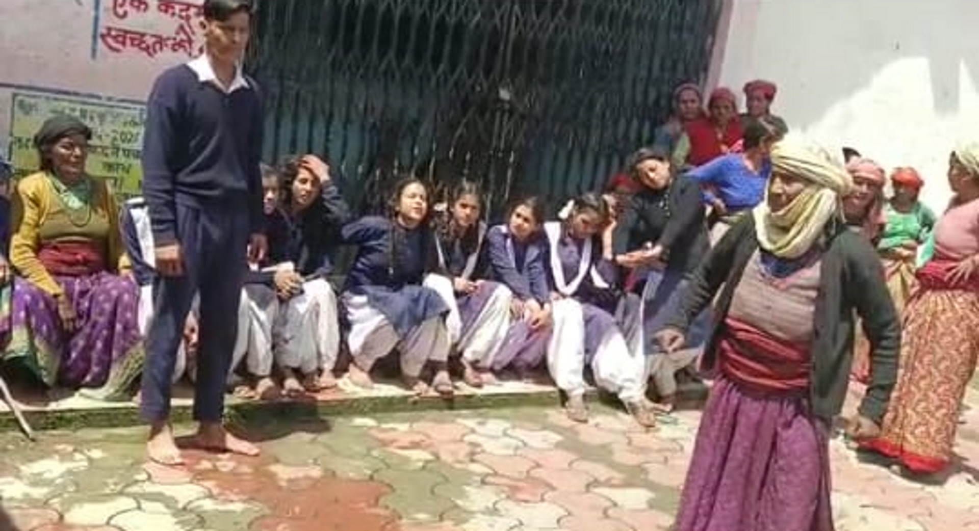 Girl students fainted in school then started crying and shouting together due to Mass hysteria Uttarkashi