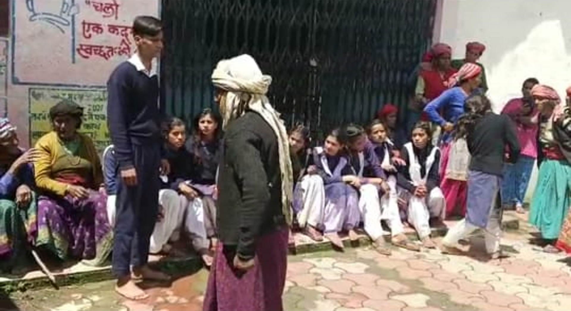 Girl students fainted in school then started crying and shouting together due to Mass hysteria Uttarkashi