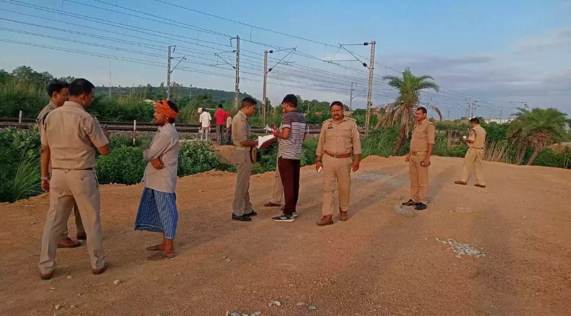 girl died and 7 people injured after being hit by Rajdhani Express in Mirzapur