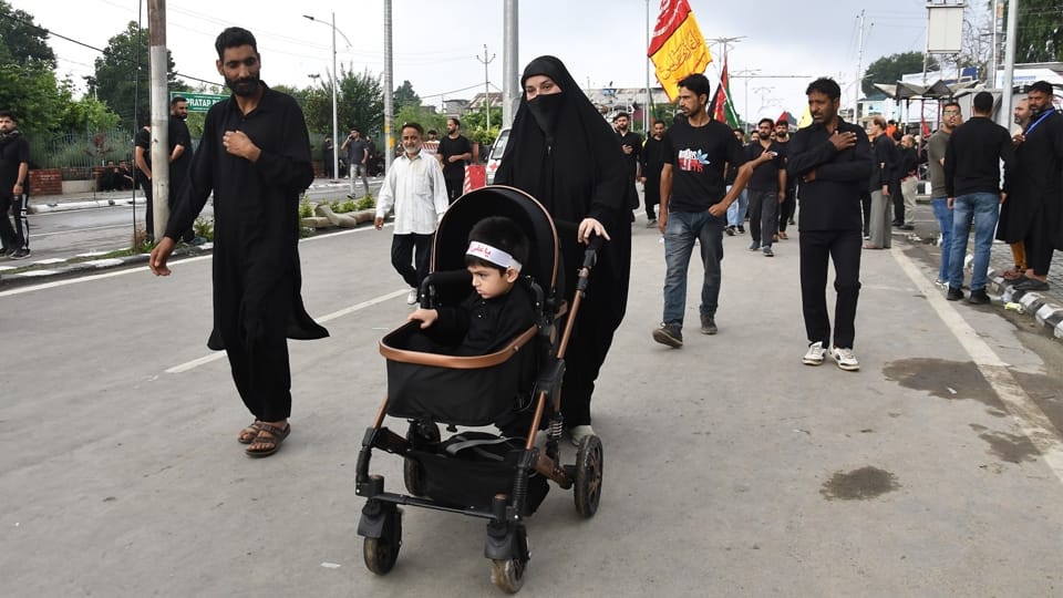 Muharram in Srinagar: Shia community takes out Muharram procession in kashmir after 3 decades on Gurubazaar-Da